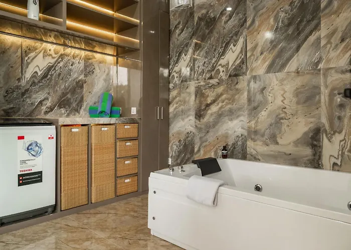 Private Luxury L Pool & L Nova Escapes